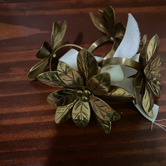 Pottery Born Set Of 4 Gold Leaf Poinsettia Floral Festive Holiday Napkin Rings - Picture 7 of 7